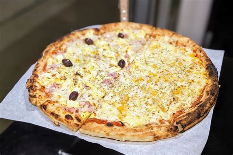 Japanese guy tries BRAZILIAN PIZZA for the first time in São Paulo